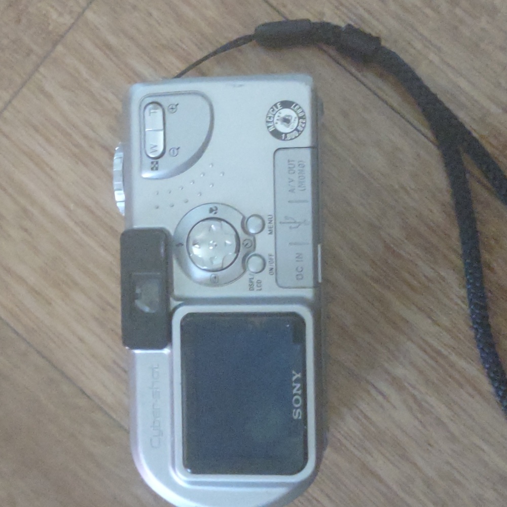 Sony DSC-P9 digital still camera. 4.0 MP - Picture 4 of 12